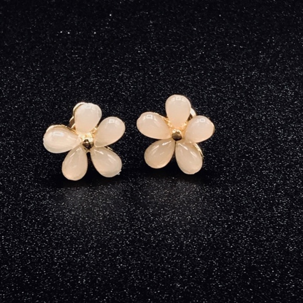 🌼🌼 NEW DAISY Flower Stud Earrings - Picture 2 of 7